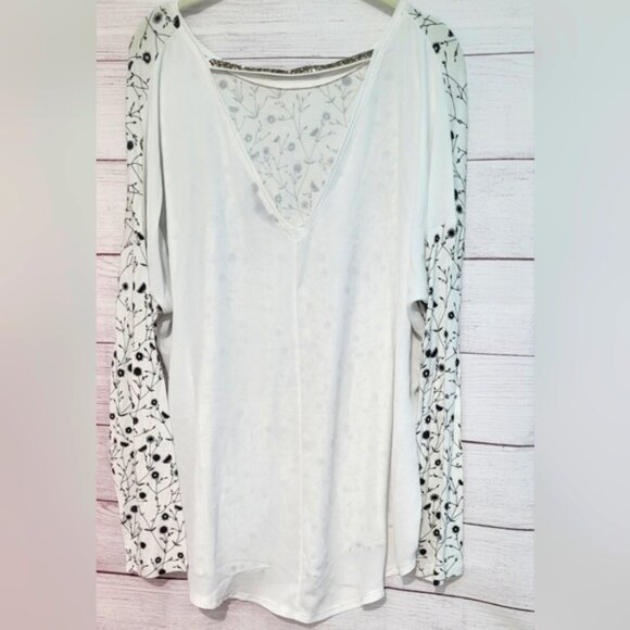 Nwot RW & Co size xl beautiful floral print top with semi sheer back - Picture 6 of 11